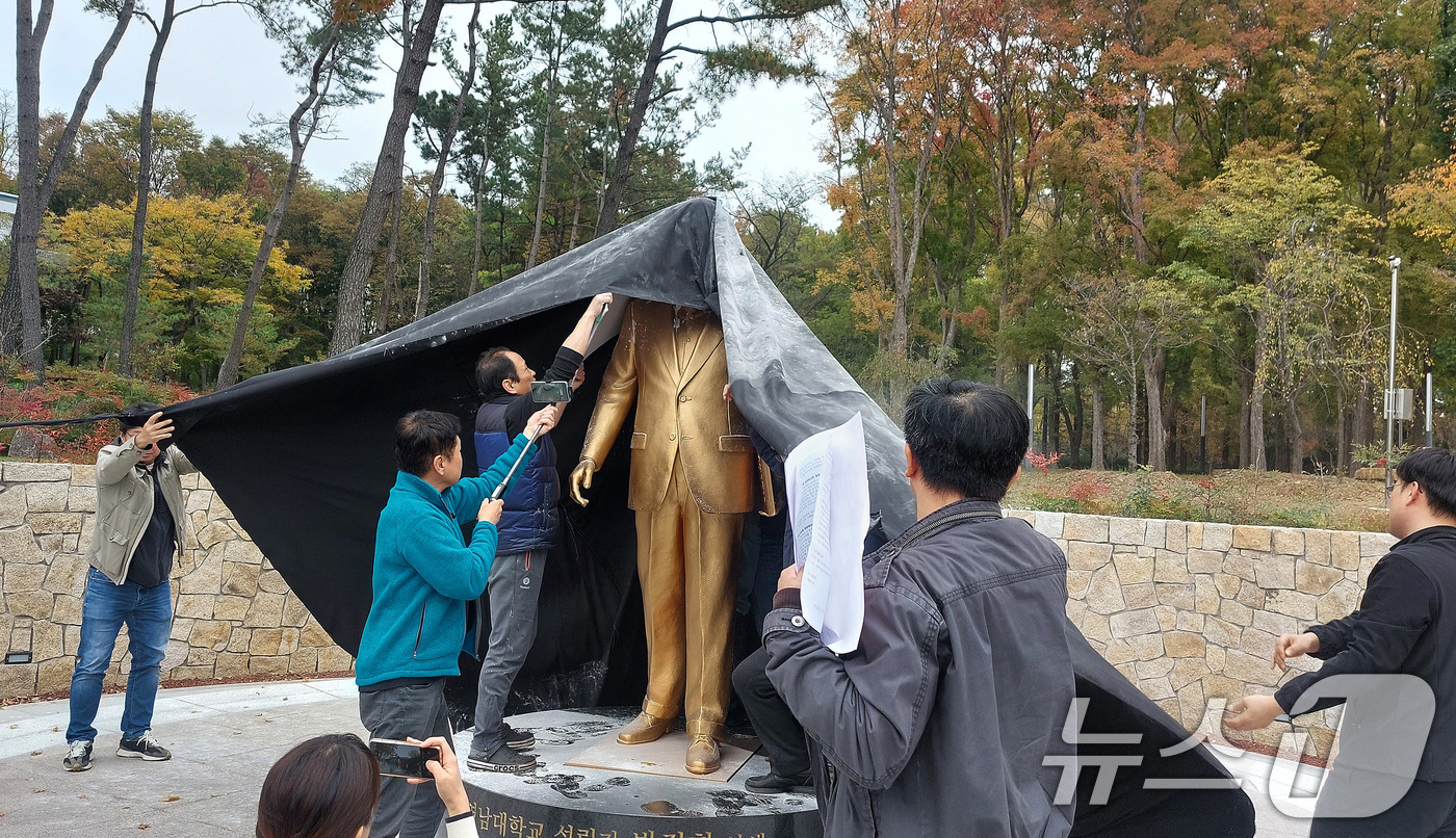 (경산=뉴스1) 공정식 기자 = 영남대학교 민주동문회 회원들이 10일 오후 '민족 사학 영남대 박정희 동상 설치 규탄 기자회견'을 열고 교대 천마아너스파크에 세워진 박정희 전 대통 …