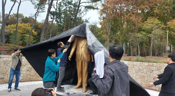 영남대 민주동문회, 박정희 동상에 달걀·밀가루 투척