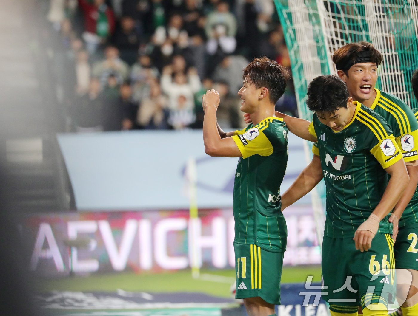 본문 이미지 - 10일 전북자치도 전주시 전주월드컵경기장에서 열린 하나은행 K리그1 2024 전북현대와 대구FC의 경기에서 전북현대 이승우가 골을 넣고 팬들을 향해 세리머니를 하고 있다. 2024.11.10/뉴스1 ⓒ News1 유경석 기자