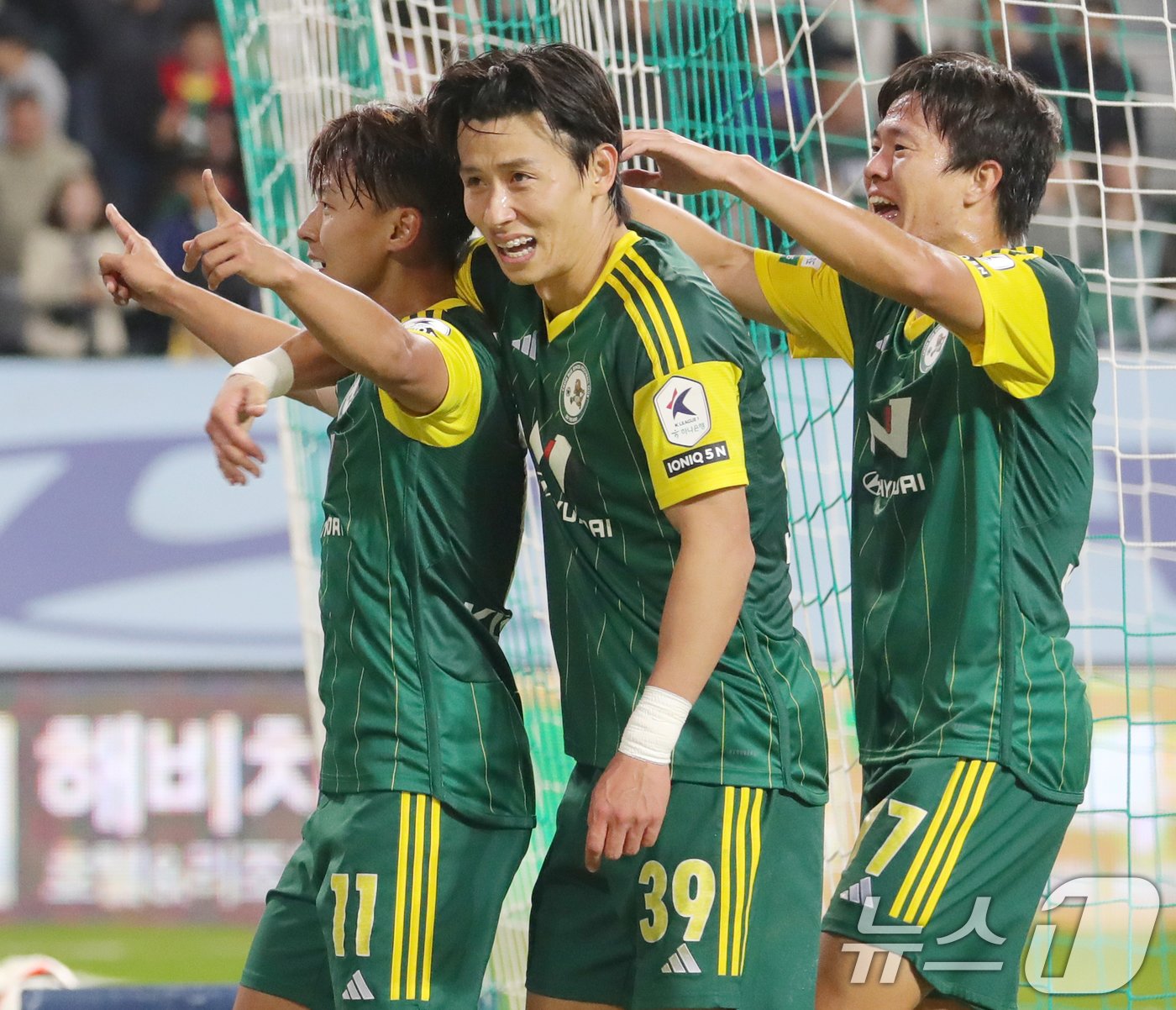 본문 이미지 - 득점 후 기뻐하는 이승우(왼쪽). 2024.11.10/뉴스1 ⓒ News1 유경석 기자