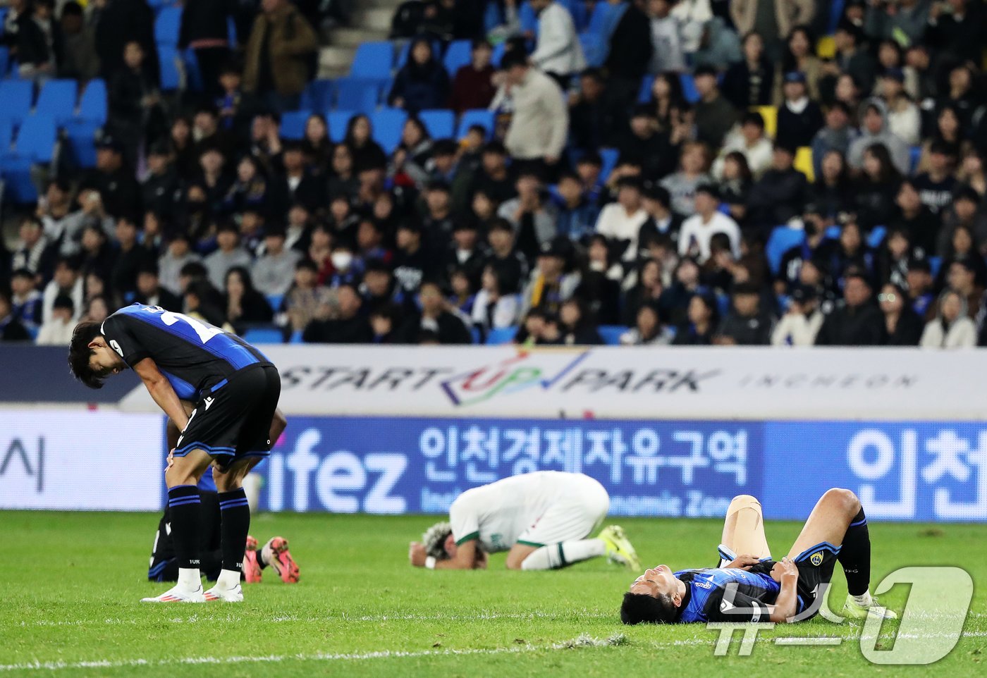 10일 오후 인천 중구 인천축구전용경기장에서 열린 &#39;프로축구 하나은행 K리그1 2024 37라운드&#39; 인천 유나이티드와 대전 하나시티즌의 경기에서 1-2로 석패한 인천 선수들이 그라운드에 주저앉아 있다. 인천은 이날 패배로 K리그1 최하위를 확정, 창단 첫 강등 수모를 맛봤다. 2024.11.10/뉴스1 ⓒ News1 오대일 기자