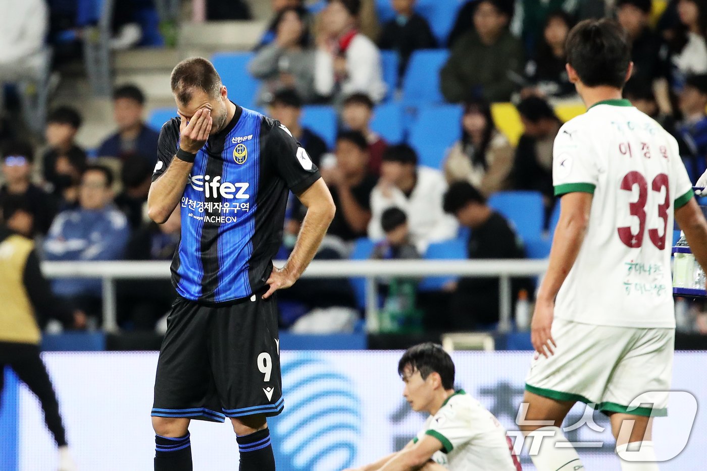 본문 이미지 - 10일 오후 인천 중구 인천축구전용경기장에서 열린 '프로축구 하나은행 K리그1 2024 37라운드' 인천 유나이티드와 대전 하나시티즌의 경기에서 1-2로 석패한 인천 무고사가 눈물을 훔치고 있다. 인천은 이날 패배로 K리그1 최하위를 확정, 창단 첫 강등 수모를 맛봤다. 2024.11.10/뉴스1 ⓒ News1 오대일 기자