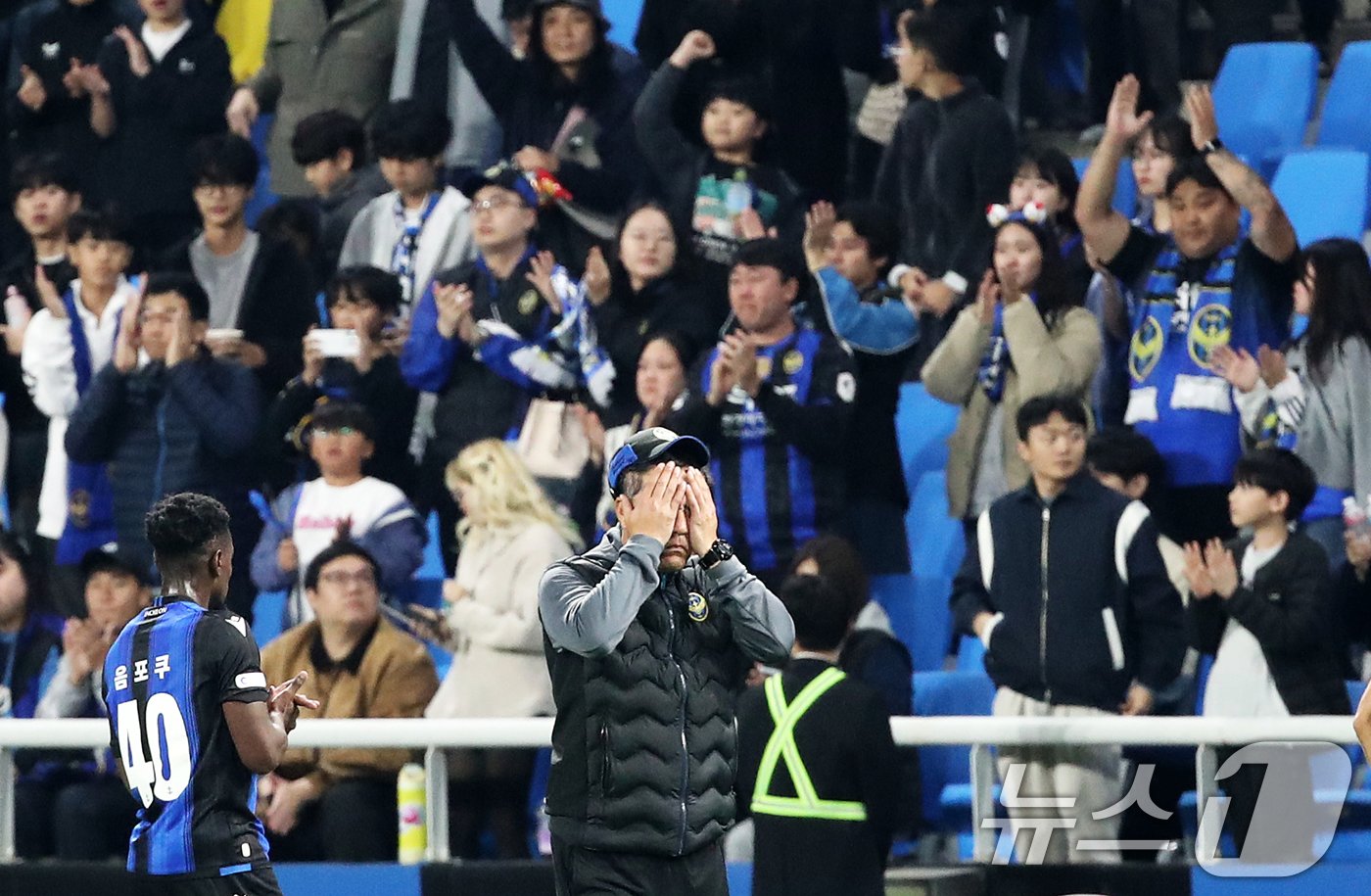 10일 오후 인천 중구 인천축구전용경기장에서 열린 &#39;프로축구 하나은행 K리그1 2024 37라운드&#39; 인천 유나이티드와 대전 하나시티즌의 경기에서 1-2로 석패한 인천 최영근 감독이 얼굴을 감싸쥐고 있다. 인천은 이날 패배로 K리그1 최하위를 확정, 창단 첫 강등 수모를 맛봤다. 2024.11.10/뉴스1 ⓒ News1 오대일 기자