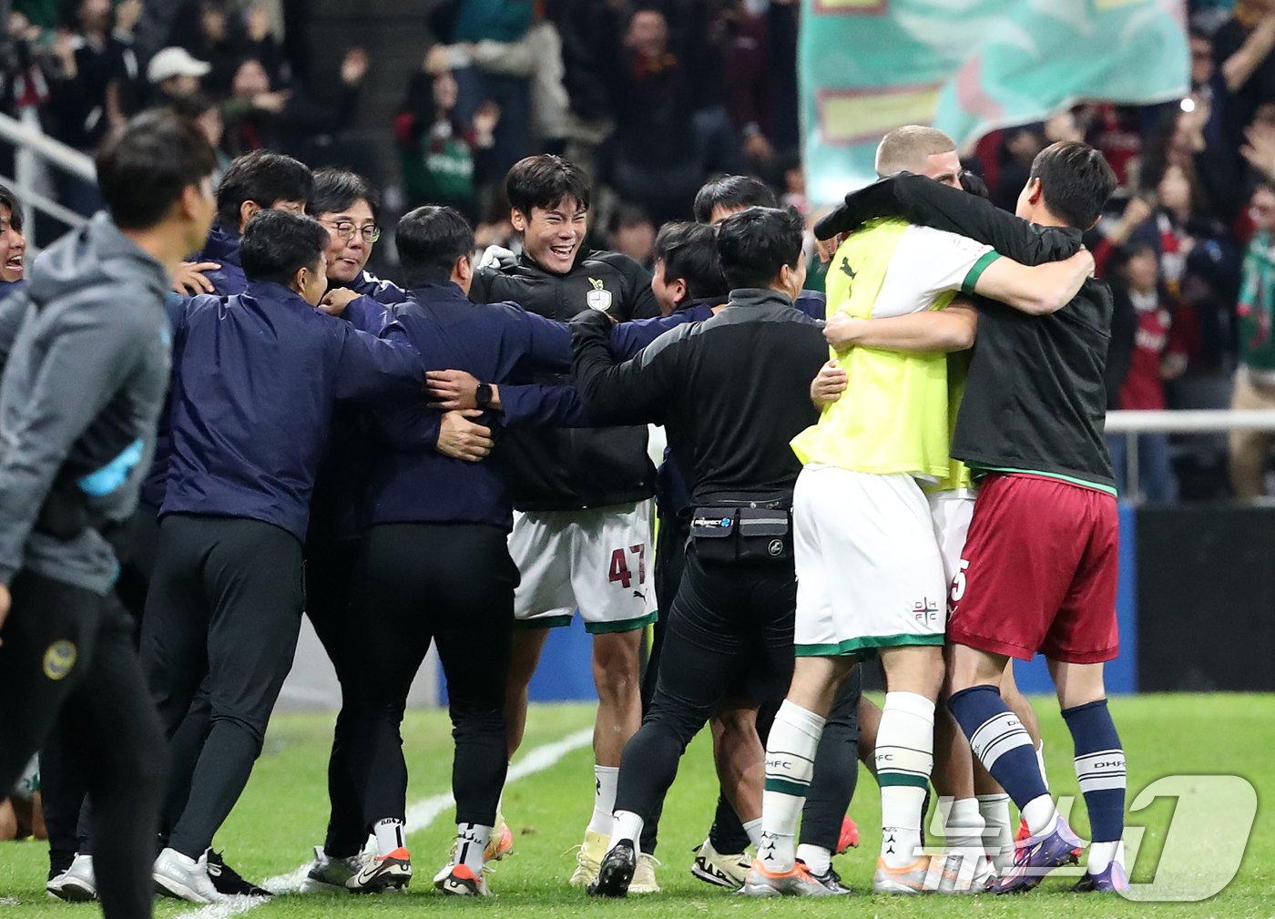 본문 이미지 - K리그1 잔류에 성공한 대전 황선홍 감독이 선수들과 얼싸안고 기뻐하고 있다. /뉴스1 ⓒ News1 오대일 기자