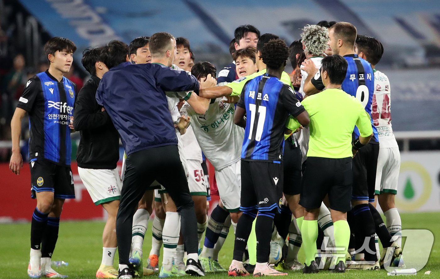 (인천=뉴스1) 오대일 기자 = 10일 오후 인천 중구 인천축구전용경기장에서 열린 '프로축구 하나은행 K리그1 2024 37라운드' 인천 유나이티드와 대전 하나시티즌의 경기에서 종 …