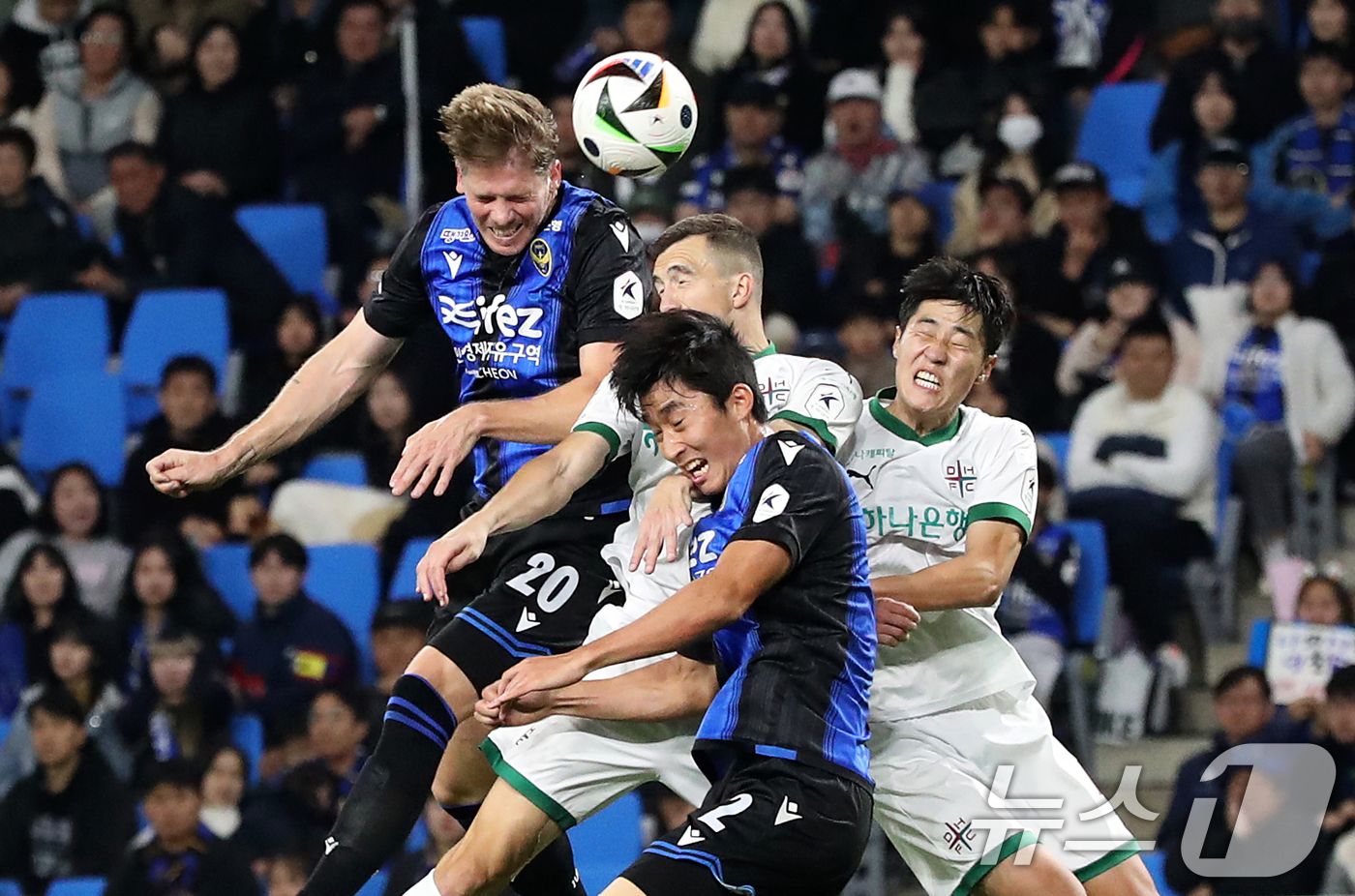 (인천=뉴스1) 오대일 기자 = 10일 오후 인천 중구 인천축구전용경기장에서 열린 '프로축구 하나은행 K리그1 2024 37라운드' 인천 유나이티드와 대전 하나시티즌의 경기에서 양 …