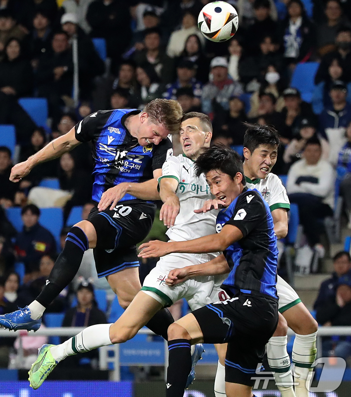 (인천=뉴스1) 오대일 기자 = 10일 오후 인천 중구 인천축구전용경기장에서 열린 '프로축구 하나은행 K리그1 2024 37라운드' 인천 유나이티드와 대전 하나시티즌의 경기에서 양 …