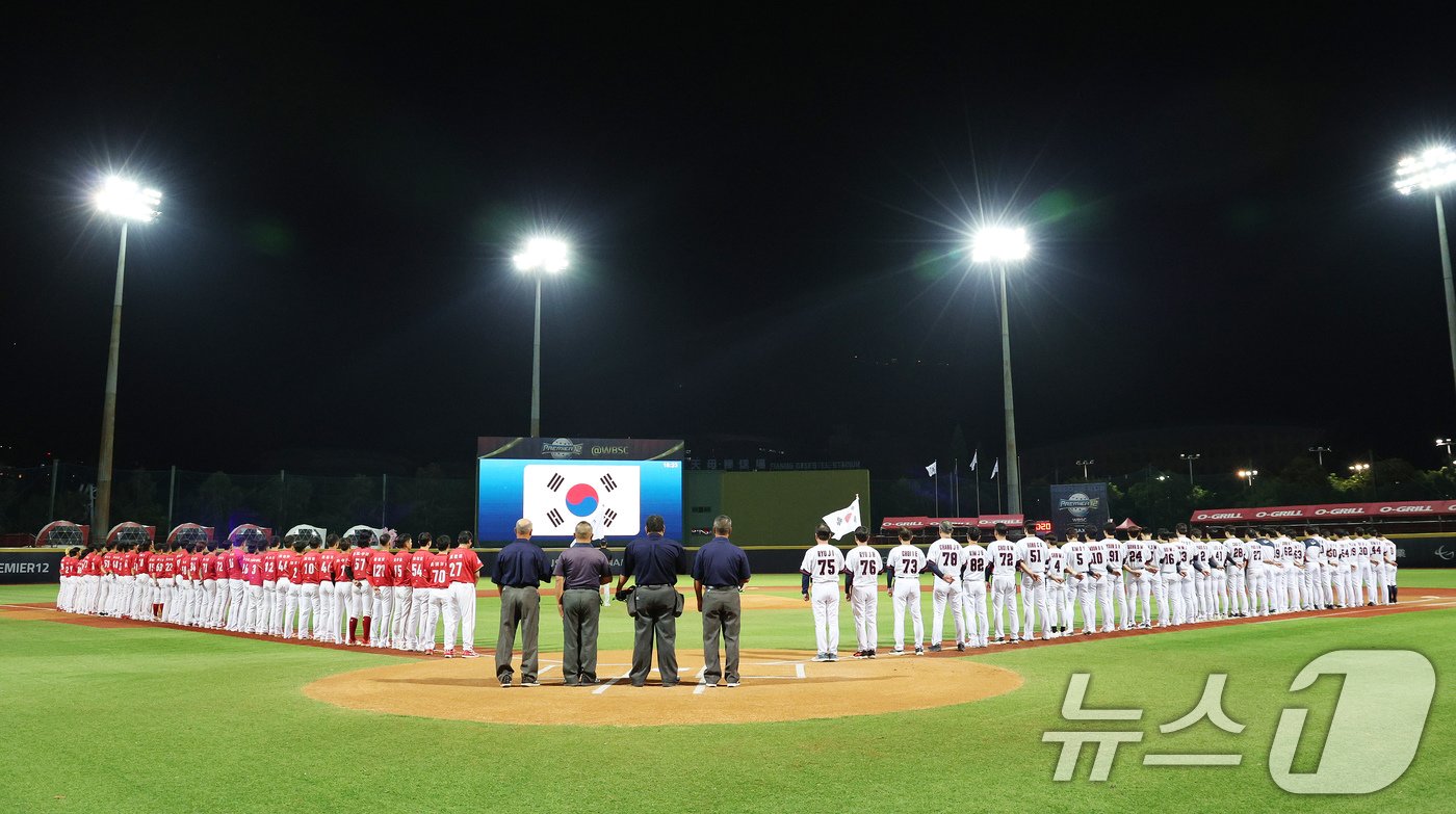 10일&#40;현지시간&#41; 오후 대만 타이베이시 톈무 야구장에서 열린 대한민국 야구 국가대표팀과 대만프로야구리그 웨이치안 드래곤스의 연습경기에 앞서 양팀 선수들이 국민의례를 하고 있다. 2024.11.10/뉴스1 ⓒ News1 장수영 기자