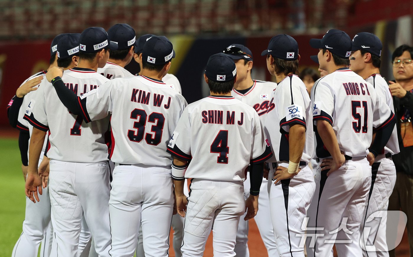 본문 이미지 - 10일&#40;현지시간&#41; 오후 대만 타이베이시 톈무 야구장에서 열린 대한민국 야구 국가대표팀과 대만프로야구리그 웨이치안 드래곤스의 연습경기에 앞서 대표팀 선수들이 모여 파이팅을 하고 있다. 2024.11.10/뉴스1 ⓒ News1 장수영 기자