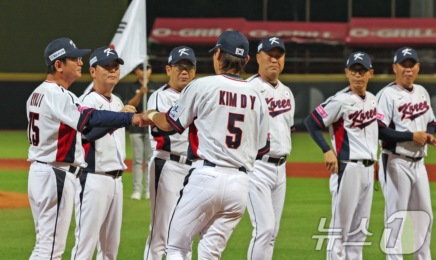 10일&#40;현지시간&#41; 오후 대만 타이베이시 톈무 야구장에서 열린 대한민국 야구 국가대표팀과 대만프로야구리그 웨이치안 드래곤스의 연습경기에 앞서 대표팀 류중일 감독과 김도영이 주먹을 맞대고 있다. 2024.11.10/뉴스1 ⓒ News1 장수영 기자