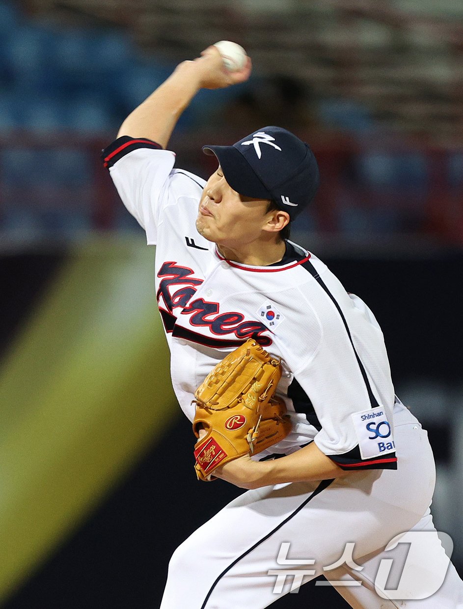 본문 이미지 - 10일(현지시간) 오후 대만 타이베이시 톈무 야구장에서 열린 대한민국 야구 국가대표팀과 대만프로야구리그 웨이치안 드래곤스의 연습경기, 1회초 대한민국 선발투수 임찬규가 역투하고 있다. 2024.11.10/뉴스1 ⓒ News1 장수영 기자