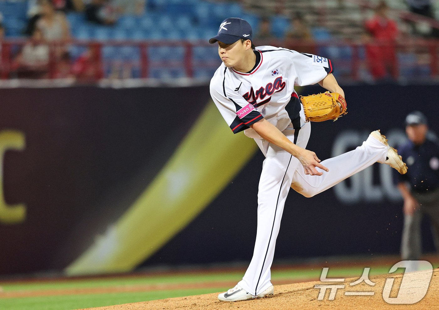 본문 이미지 - 10일(현지시간) 오후 대만 타이베이시 톈무 야구장에서 열린 대한민국 야구 국가대표팀과 대만프로야구리그 웨이치안 드래곤스의 연습경기, 1회초 대한민국 선발투수 임찬규가 역투하고 있다. 2024.11.10/뉴스1 ⓒ News1 장수영 기자