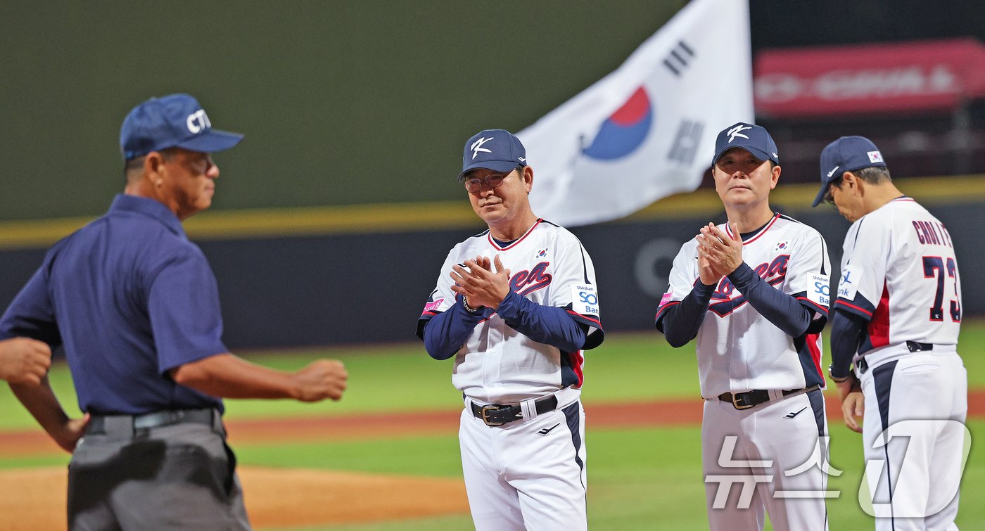 10일&#40;현지시간&#41; 오후 대만 타이베이시 톈무 야구장에서 열린 대한민국 야구 국가대표팀과 대만프로야구리그 웨이치안 드래곤스의 연습경기에 앞서 대표팀 류중일 감독이 박수를 치고 있다. 2024.11.10/뉴스1 ⓒ News1 장수영 기자