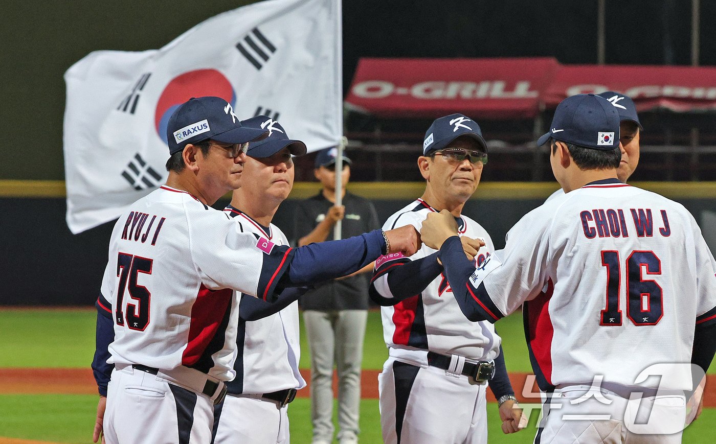 10일&#40;현지시간&#41; 오후 대만 타이베이시 톈무 야구장에서 열린 대한민국 야구 국가대표팀과 대만프로야구리그 웨이치안 드래곤스의 연습경기에 앞서 대표팀 류중일 감독이 선수들과 주먹을 맞대고 있다. 2024.11.10/뉴스1 ⓒ News1 장수영 기자