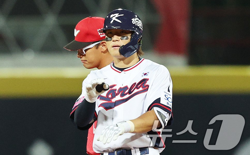 10일&#40;현지시간&#41; 오후 대만 타이베이시 톈무 야구장에서 열린 대한민국 야구 국가대표팀과 대만프로야구리그 웨이치안 드래곤스의 연습경기, 1회말 2사 상황에서 김도영이 2루타로 출루한 뒤 아파트 세리머니를 하고 있다. 2024.11.10/뉴스1 ⓒ News1 장수영 기자