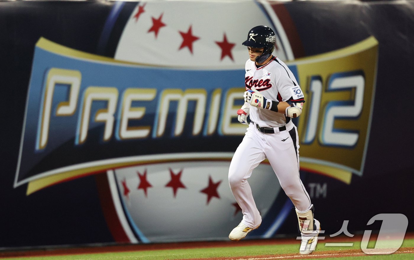 본문 이미지 - 10일&#40;현지시간&#41; 오후 대만 타이베이시 톈무 야구장에서 열린 대한민국 야구 국가대표팀과 대만프로야구리그 웨이치안 드래곤스의 연습경기, 2회말 무사상황 선두타자 윤동희가 솔로홈런을 친 뒤 홈으로 달리고 있다. 2024.11.10/뉴스1 ⓒ News1 장수영 기자