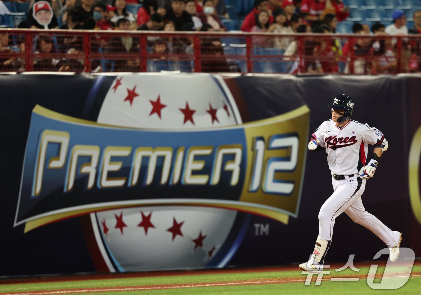 본문 이미지 - 10일&#40;현지시간&#41; 오후 대만 타이베이시 톈무 야구장에서 열린 대한민국 야구 국가대표팀과 대만프로야구리그 웨이치안 드래곤스의 연습경기, 2회말 무사상황 선두타자 윤동희가 솔로홈런을 친 뒤 홈으로 달리고 있다. 2024.11.10/뉴스1 ⓒ News1 장수영 기자