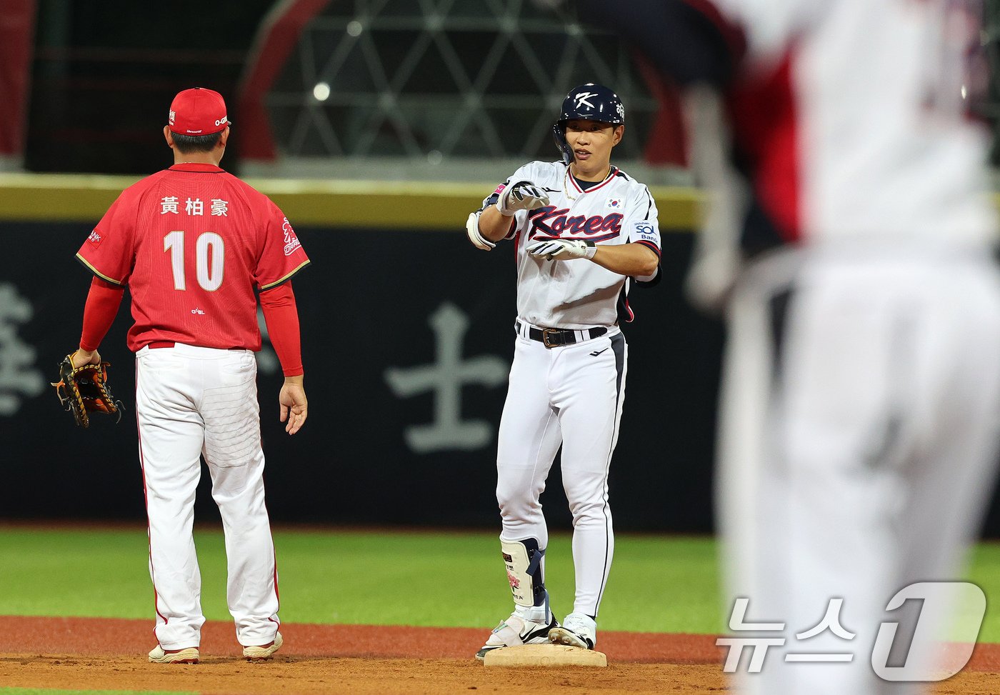 본문 이미지 - 10일(현지시간) 오후 대만 타이베이시 톈무 야구장에서 열린 대한민국 야구 국가대표팀과 대만프로야구리그 웨이치안 드래곤스의 연습경기, 2회말 무사상황 송성문이 2루타로 출루한 뒤 아파트 세리머니를 하고 있다. 2024.11.10/뉴스1 ⓒ News1 장수영 기자