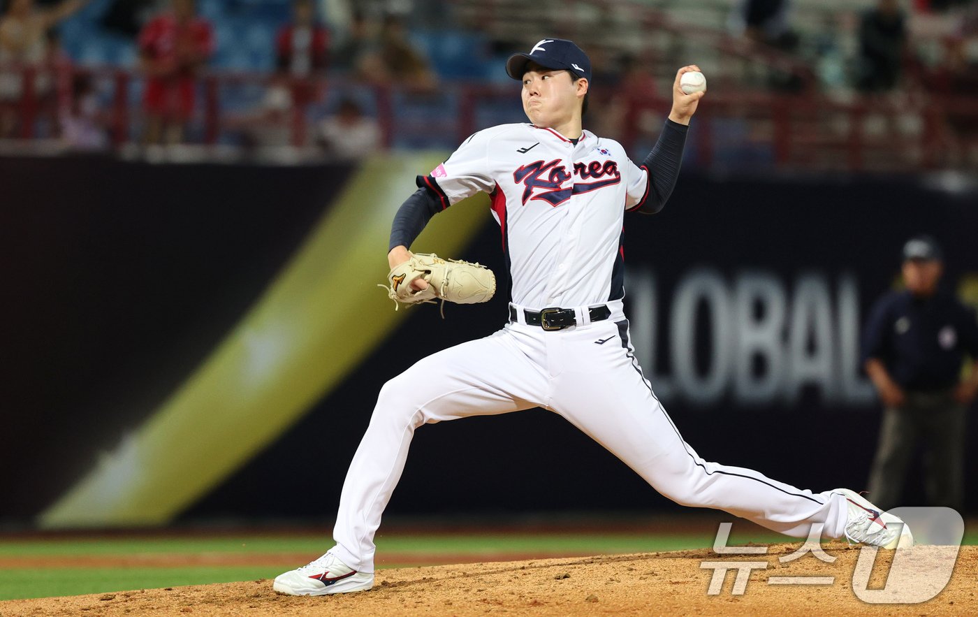 본문 이미지 - 10일(현지시간) 오후 대만 타이베이시 톈무 야구장에서 열린 대한민국 야구 국가대표팀과 대만프로야구리그 웨이치안 드래곤스의 연습경기, 3회초 마운드에 오른 최승용이 역투하고 있다. 2024.11.10/뉴스1 ⓒ News1 장수영 기자