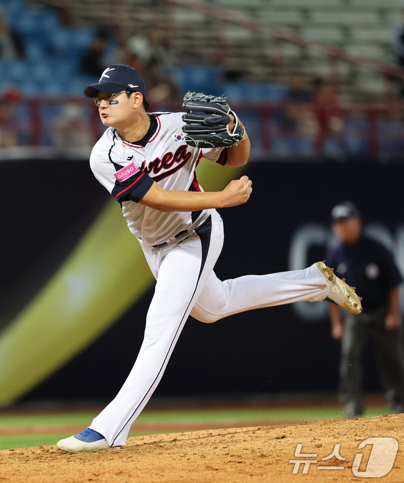 본문 이미지 - 10일(현지시간) 오후 대만 타이베이시 톈무 야구장에서 열린 대한민국 야구 국가대표팀과 대만프로야구리그 웨이치안 드래곤스의 연습경기, 4회초 마운드에 오른 김서현이 역투하고 있다. 2024.11.10/뉴스1 ⓒ News1 장수영 기자