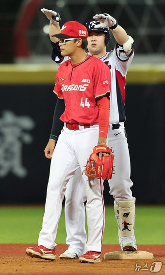 본문 이미지 - 10일(현지시간) 오후 대만 타이베이시 톈무 야구장에서 열린 대한민국 야구 국가대표팀과 대만프로야구리그 웨이치안 드래곤스의 연습경기, 4회말 1사 만루 상황에서 김형준이 3타점 2루타를 친 뒤 아파트 세리머니 하고 있다. 2024.11.10/뉴스1 ⓒ News1 장수영 기자