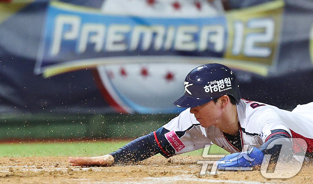 본문 이미지 - 10일(현지시간) 오후 대만 타이베이시 톈무 야구장에서 열린 대한민국 야구 국가대표팀과 대만프로야구리그 웨이치안 드래곤스의 연습경기, 4회말 1사 만루 상황에서 김형준의 3타점 2루타를 틈타 1루주자 박성한이 홈으로 슬라이딩 하며 들어오고 있다. 2024.11.10/뉴스1 ⓒ News1 장수영 기자