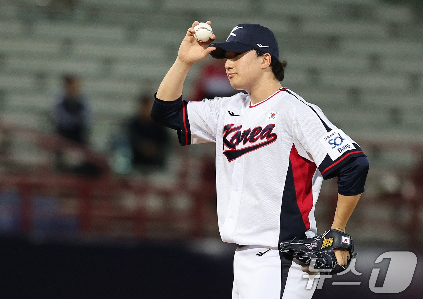 본문 이미지 - 10일&#40;현지시간&#41; 오후 대만 타이베이시 톈무 야구장에서 열린 대한민국 야구 국가대표팀과 대만프로야구리그 웨이치안 드래곤스의 연습경기, 5회초 마운드에 오른 정해영이 무사 상황에서 연속 2루타로 실점하며 아쉬워 하고 있다. 2024.11.10/뉴스1 ⓒ News1 장수영 기자