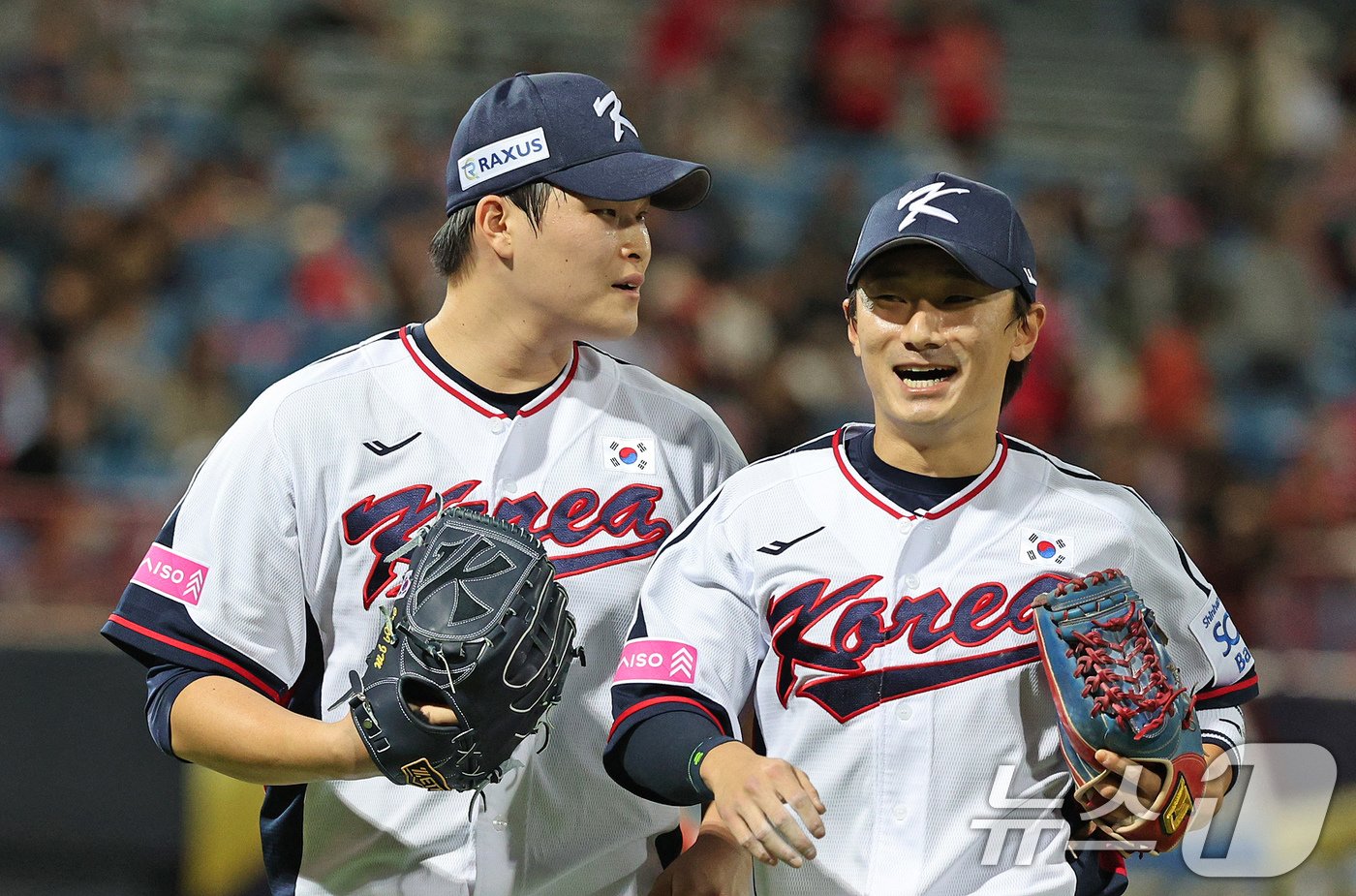 본문 이미지 - 10일(현지시간) 오후 대만 타이베이시 톈무 야구장에서 열린 대한민국 야구 국가대표팀과 대만프로야구리그 웨이치안 드래곤스의 연습경기, 5회초 마운드에 오른 최지민이 무실점으로 이닝을 마친 뒤 신민재와 밝은 표정으로 더그아웃으로 들어가고 있다. 2024.11.10/뉴스1 ⓒ News1 장수영 기자