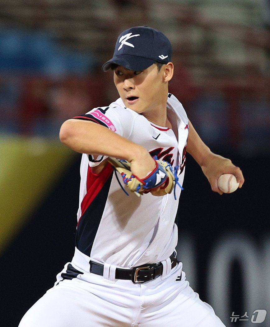 본문 이미지 - 10일(현지시간) 오후 대만 타이베이시 톈무 야구장에서 열린 대한민국 야구 국가대표팀과 대만프로야구리그 웨이치안 드래곤스의 연습경기, 6회초 마운드에 오른 곽도규가 역투하고 있다. 2024.11.10/뉴스1 ⓒ News1 장수영 기자