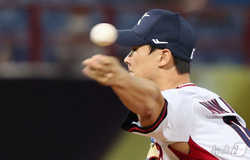 본문 이미지 - 10일(현지시간) 오후 대만 타이베이시 톈무 야구장에서 열린 대한민국 야구 국가대표팀과 대만프로야구리그 웨이치안 드래곤스의 연습경기, 6회초 마운드에 오른 곽도규가 역투하고 있다. 2024.11.10/뉴스1 ⓒ News1 장수영 기자