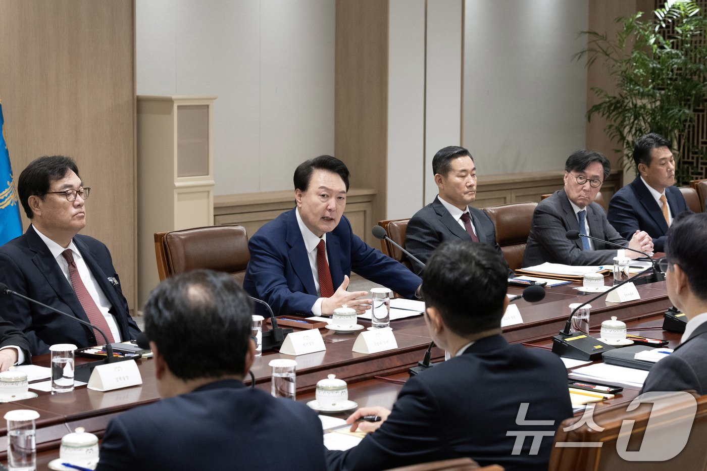 윤석열 대통령이 10일 서울 용산 대통령실에서 대외여건 변화에 따른 경제·안보 점검회의를 주재하고 있다. &#40;대통령실 제공&#41; 2024.11.10/뉴스1 ⓒ News1 박지혜 기자