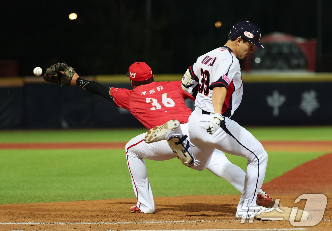 본문 이미지 - 10일(현지시간) 오후 대만 타이베이시 톈무 야구장에서 열린 대한민국 야구 국가대표팀과 대만프로야구리그 웨이치안 드래곤스의 연습경기, 8회말 대한민국 공격 선두타자 김휘집이 상대 수비 실책으로 출루하고 있다. 2024.11.10/뉴스1 ⓒ News1 장수영 기자