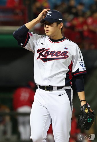 본문 이미지 - 10일(현지시간) 오후 대만 타이베이시 톈무 야구장에서 열린 대한민국 야구 국가대표팀과 대만프로야구리그 웨이치안 드래곤스의 연습경기, 9회초 대한민국 마무리 박영현이 무실점으로 경기를 마친 뒤 더그아웃으로 들어가고 있다. 2024.11.10/뉴스1 ⓒ News1 장수영 기자