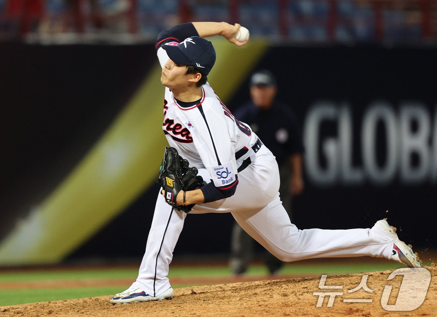 본문 이미지 - 10일(현지시간) 오후 대만 타이베이시 톈무 야구장에서 열린 대한민국 야구 국가대표팀과 대만프로야구리그 웨이치안 드래곤스의 연습경기, 9회초 대한민국 마무리 박영현이 역투하고 있다. 2024.11.10/뉴스1 ⓒ News1 장수영 기자