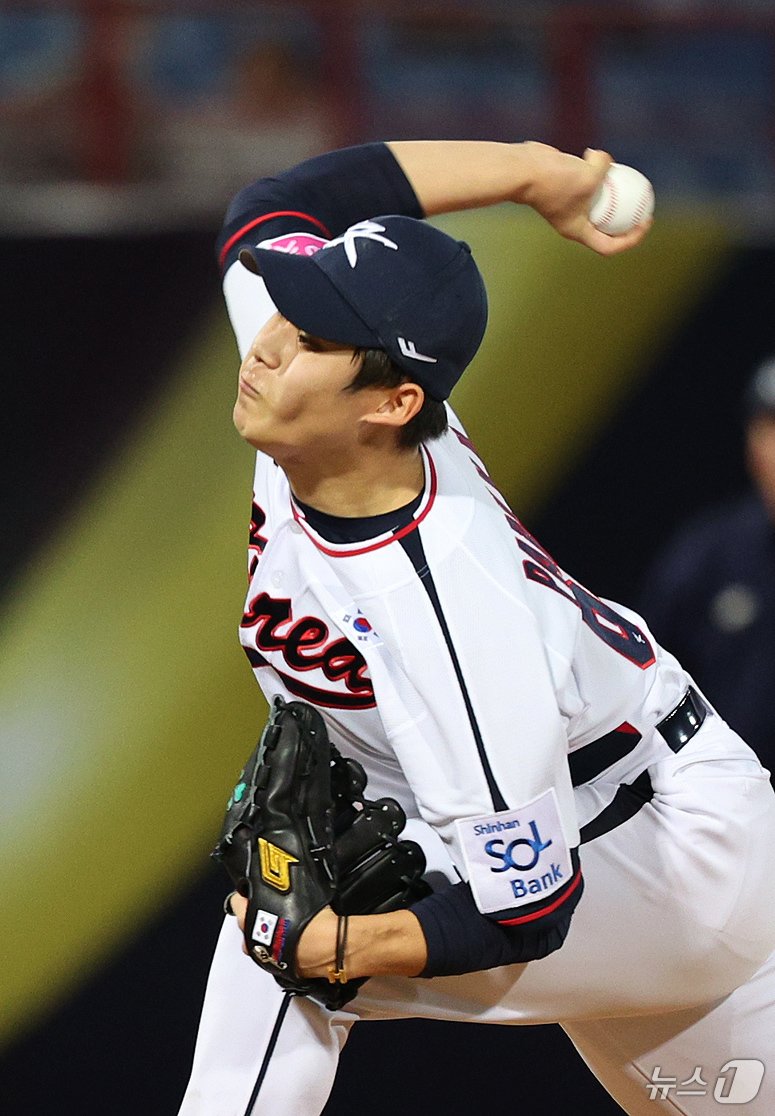 본문 이미지 - 10일&#40;현지시간&#41; 오후 대만 타이베이시 톈무 야구장에서 열린 대한민국 야구 국가대표팀과 대만프로야구리그 웨이치안 드래곤스의 연습경기, 9회초 대한민국 마무리 박영현이 역투하고 있다. 2024.11.10/뉴스1 ⓒ News1 장수영 기자