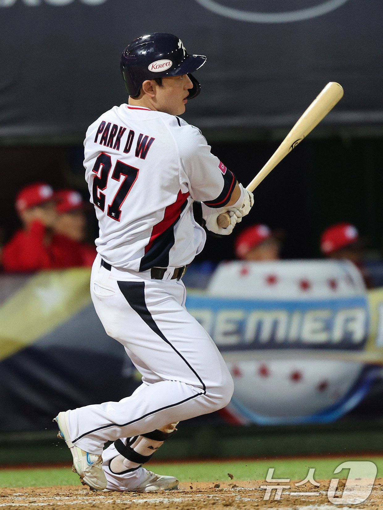 본문 이미지 - 10일(현지시간) 오후 대만 타이베이시 톈무 야구장에서 열린 대한민국 야구 국가대표팀과 대만프로야구리그 웨이치안 드래곤스의 연습경기, 9회말 승부치기를 가정한 상황에서 진행된 대한민국 공격 2사 2, 3루 상황에서 박동원이 1타점 안타를 치고 있다. 2024.11.10/뉴스1 ⓒ News1 장수영 기자