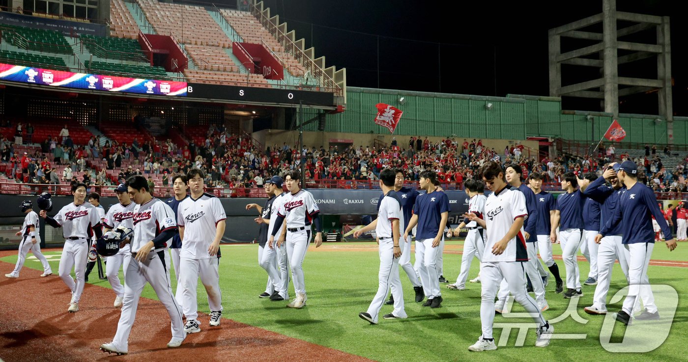 본문 이미지 - 10일(현지시간) 오후 대만 타이베이시 톈무 야구장에서 열린 대한민국 야구 국가대표팀과 대만프로야구리그 웨이치안 드래곤스의 연습경기에서 5대 1로 승리한 대한민국 대표팀 선수들이 경기장을 나서고 있다. 2024.11.10/뉴스1 ⓒ News1 장수영 기자