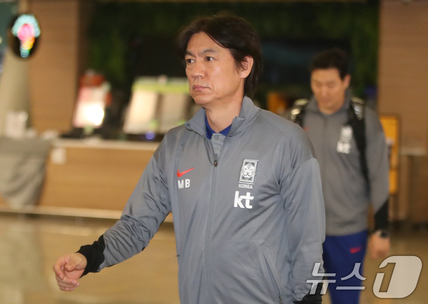 홍명보 대한민국 축구대표팀 감독이10일 인천국제공항 제1터미널을 통해 쿠웨이트로 출국하고 있다.  2024.11.10/뉴스1 ⓒ News1 임세영 기자