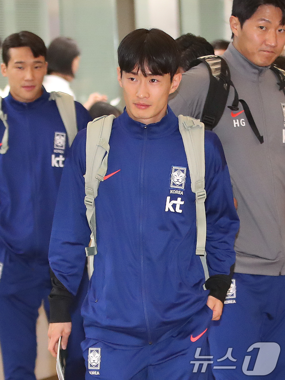 (인천공항=뉴스1) 임세영 기자 = 대한민국 축구대표팀 김문환이 10일 인천국제공항 제1터미널을 통해 쿠웨이트로 출국하고 있다.대한민국 축구대표팀은 오는 14일 오후 11시(이하 …