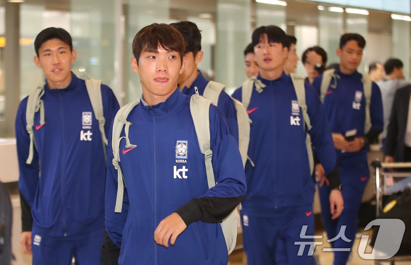 대한민국 축구대표팀 이태석이 10일 인천국제공항 제1터미널을 통해 쿠웨이트로 출국하고 있다. . 2024.11.10/뉴스1 ⓒ News1 임세영 기자