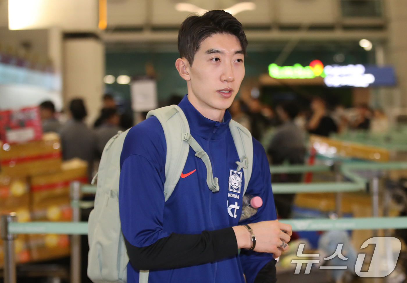 (인천공항=뉴스1) 임세영 기자 = 대한민국 축구대표팀 조현우가 10일 인천국제공항 제1터미널을 통해 쿠웨이트로 출국하고 있다.대한민국 축구대표팀은 오는 14일 오후 11시(이하 …