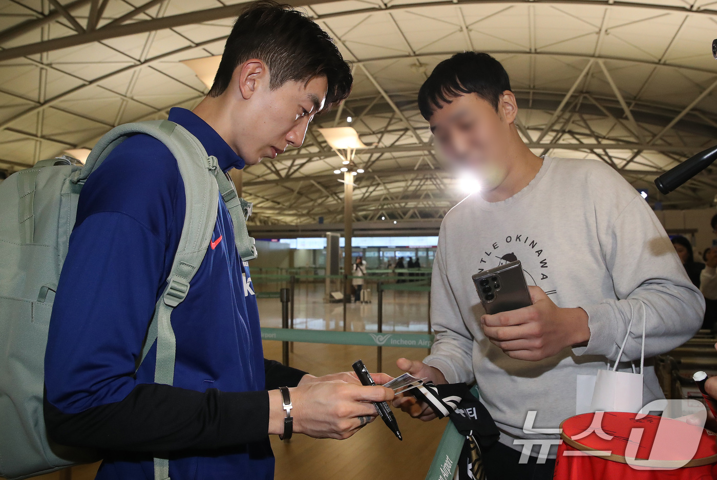 (인천공항=뉴스1) 임세영 기자 = 대한민국 축구대표팀 조현우가 10일 인천국제공항 제1터미널을 통해 쿠웨이트로 출국하며 팬들에게 사인을 하고 있다.대한민국 축구대표팀은 오는 14 …