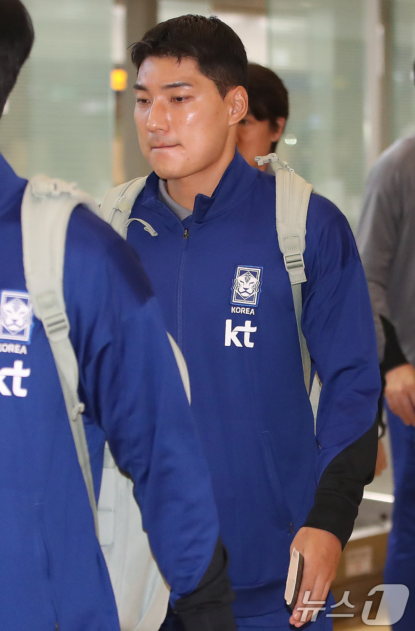 (인천공항=뉴스1) 임세영 기자 = 대한민국 축구대표팀 주민규가 10일 인천국제공항 제1터미널을 통해 쿠웨이트로 출국하고 있다.대한민국 축구대표팀은 오는 14일 오후 11시(이하 …