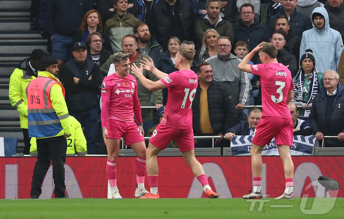 본문 이미지 - 기뻐하는 입스위치타운 선수들 ⓒ 로이터=뉴스1