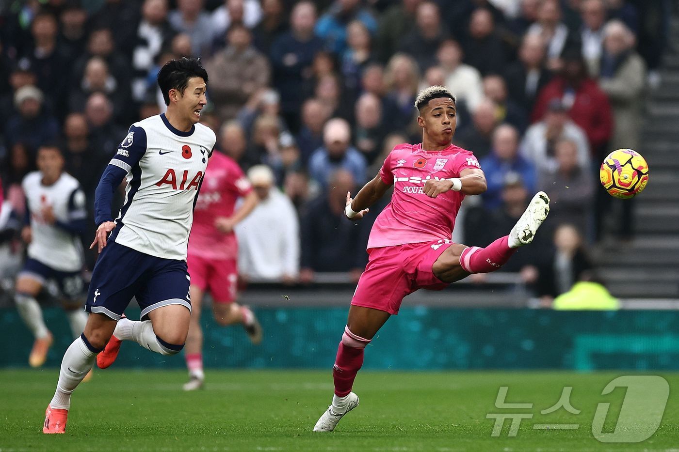 본문 이미지 - 돌파하는 토트넘 홋스퍼의 손흥민(왼쪽) ⓒ AFP=뉴스1