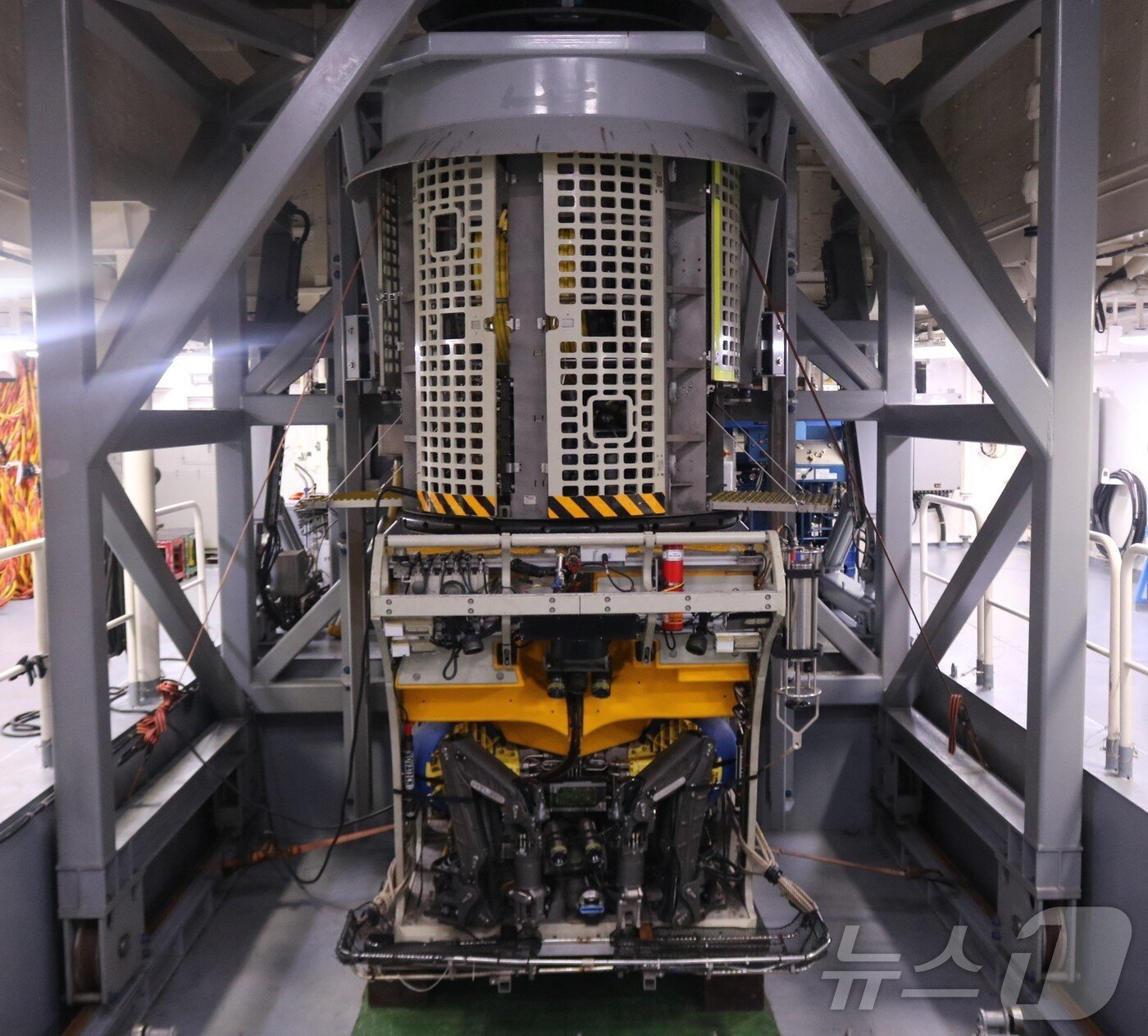 본문 이미지 - '135금성호' 침몰사고 실종자 수색작업에 투입된 해군의 원격조종 수중로봇(R.O.V.·Remotely Operated underwater Vehicle).(해군 제공)