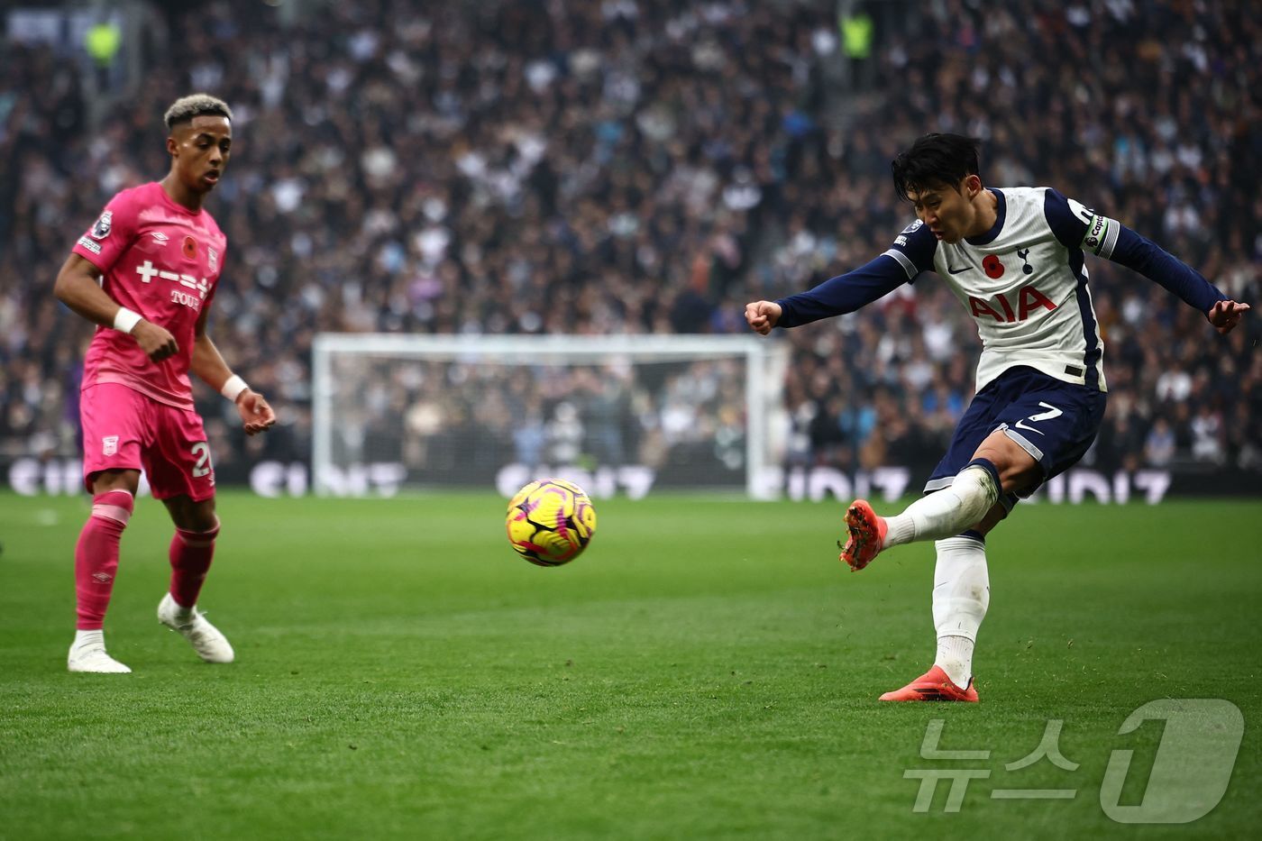 본문 이미지 - 토트넘 홋스퍼의 손흥민(오른쪽) ⓒ AFP=뉴스1