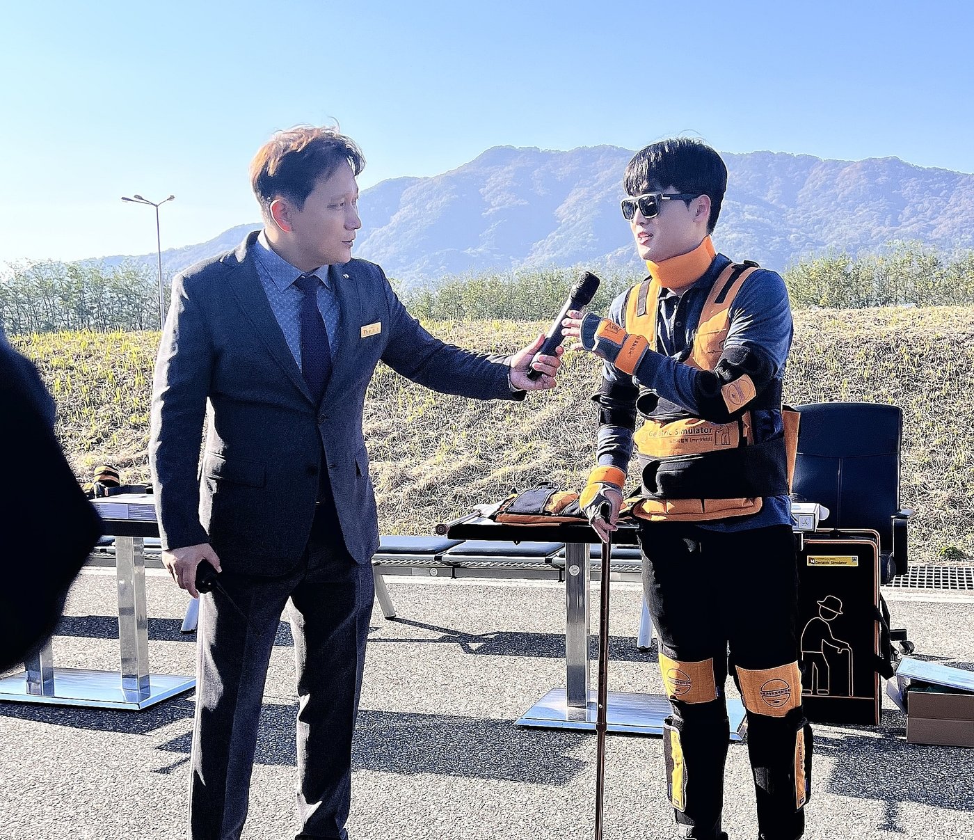 본문 이미지 -   고령자 체험복에 대해 설명하는 한국교통안전공단&#40;TS&#41;  관계자. /신현우 기자