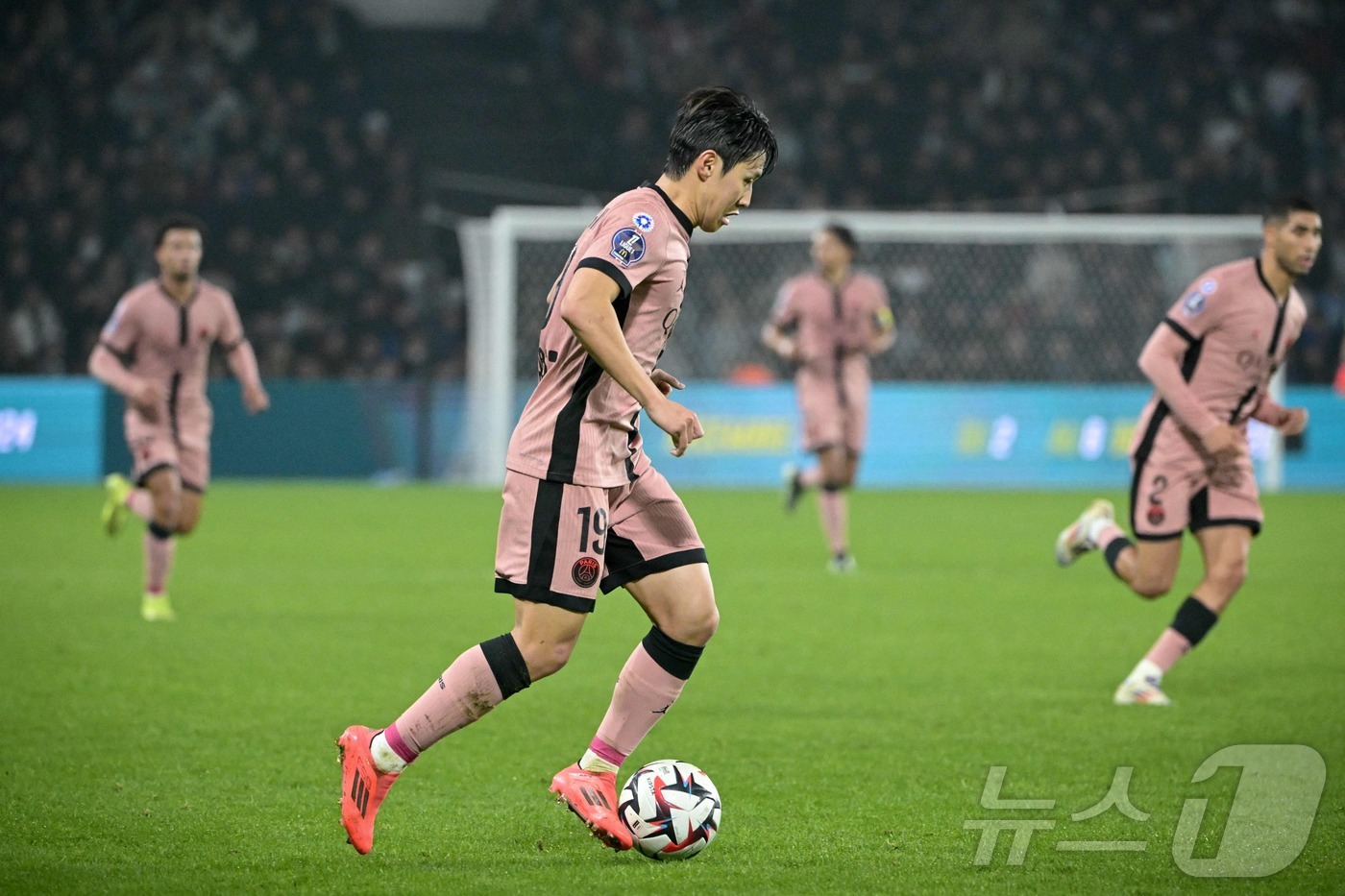 (앙제 AFP=뉴스1) 우동명 기자 = PSG의 이강인이 9일 (현지시간) 프랑스 앙제의 레이몽 코파 스타디움에서 열린  리그1 앙제와 경기 중 드리블을 하고 있다. 2024.11 …