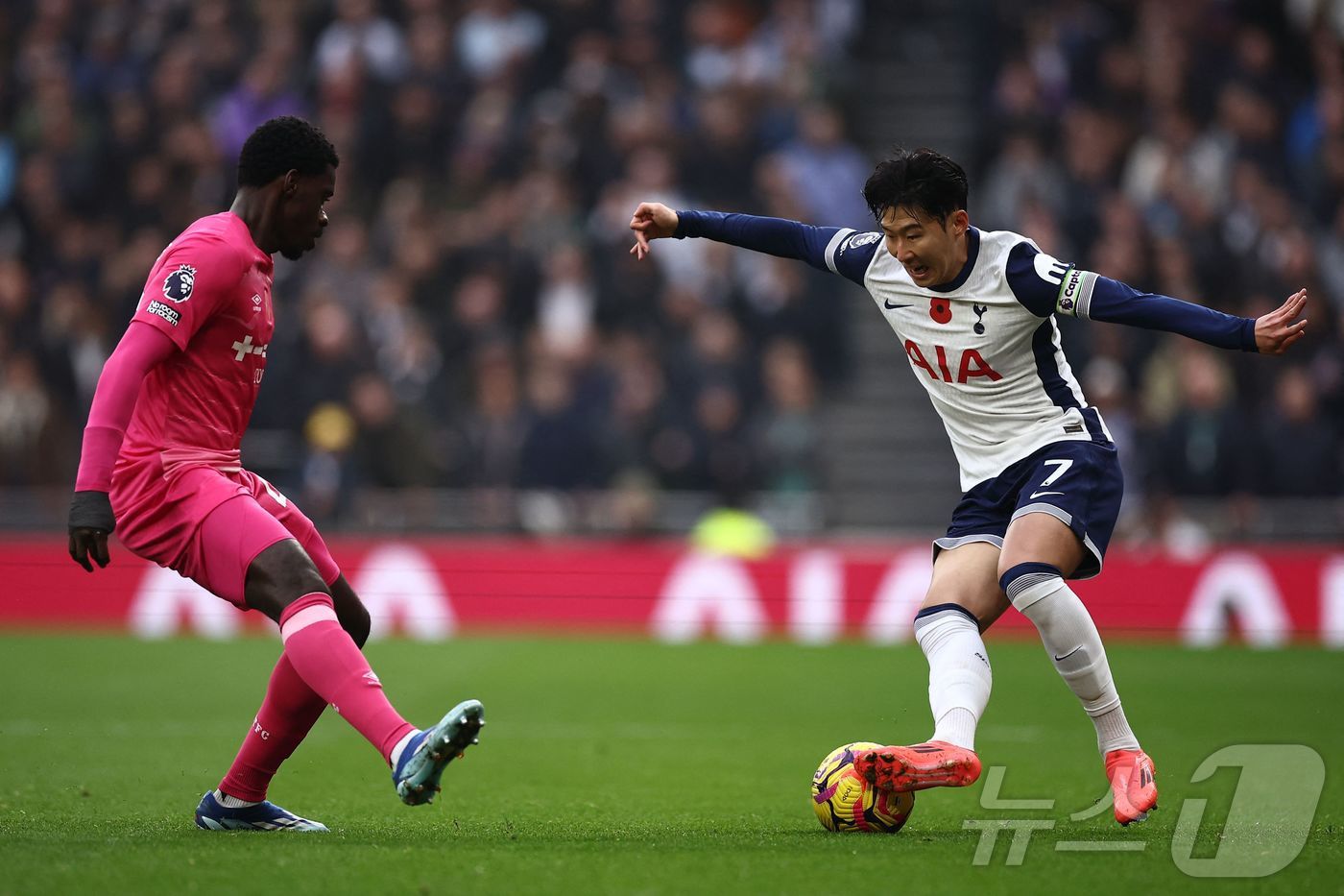 (런던 AFP=뉴스1) 우동명 기자 = 토트넘의 손흥민이 10일 (현지시간) 런던 토트넘 홋스퍼 스타디움에서 열린 승격팀 입스위치 타운과 경기서 상대 선수 악셀 튀앙제브와 볼을 경 …